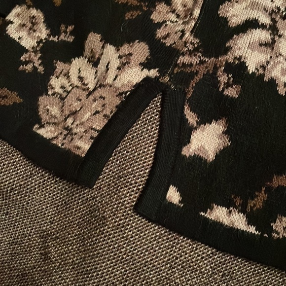 Beautiful Isaac Mizrahi Knit Sweater - Picture 6 of 7